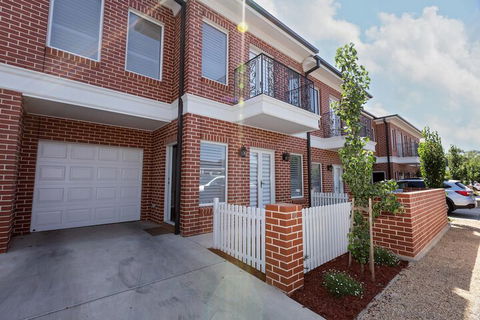 Best Central Wagga Townhouse - Accommodation Mermaid Beach 2