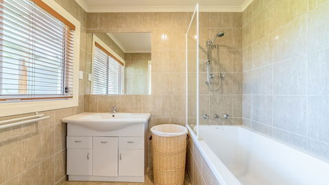 Loch Retreat 550m TO Town - Accommodation Mermaid Beach 2