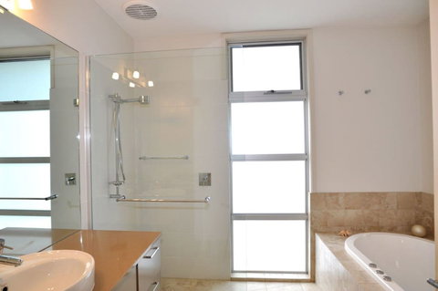 LA MER Centrally Located Free Wifi - Accommodation Mermaid Beach 6