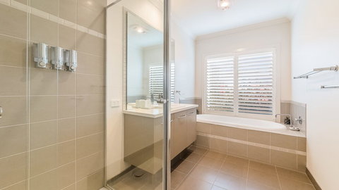 Oceans 11 Surfside Wifi & Foxtel PET Friendly - Accommodation Mermaid Beach 5