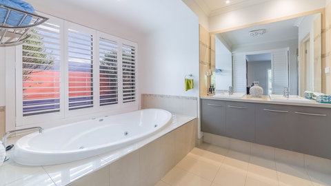 Oceans 11 Surfside Wifi & Foxtel PET Friendly - Accommodation Mermaid Beach 3