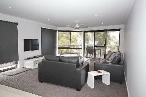 Skyline Unit 8 / 12 Thurlow Avenue - Accommodation Mermaid Beach 2