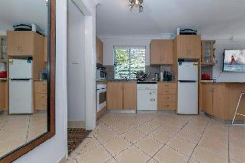 Sunset Towers Unit 3 / 25 Donald Street - Accommodation Mermaid Beach 1