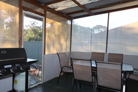 The South Sussex Cottage - Accommodation Mermaid Beach 4