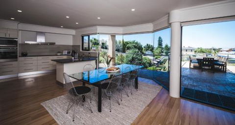 Russell House - Accommodation Mermaid Beach 2