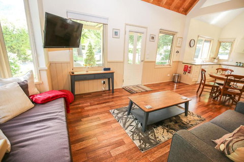 Alpine Arnica Cottage 1 - Accommodation Mermaid Beach 5