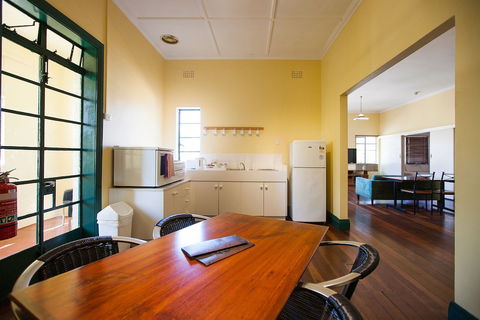 Captain Stirling Hotel - Accommodation Mermaid Beach 3