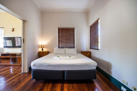 Captain Stirling Hotel - Accommodation Mermaid Beach 5