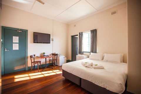 Captain Stirling Hotel - Accommodation Mermaid Beach 2