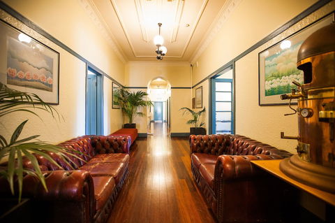 Captain Stirling Hotel - Accommodation Mermaid Beach 1