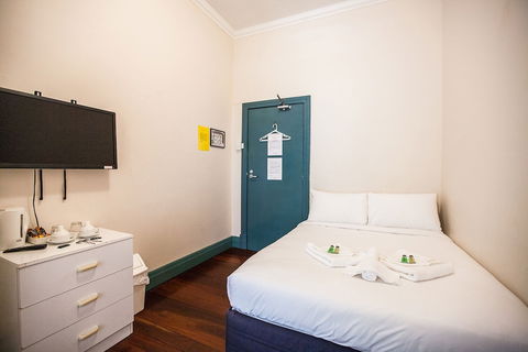 Captain Stirling Hotel - Accommodation Mermaid Beach 4
