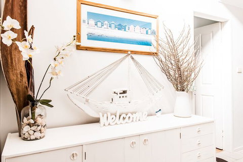 Anne's Waterfront Haven B&B - Accommodation Mermaid Beach 4