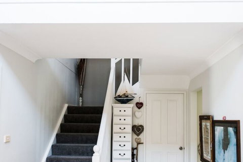 Anne's Waterfront Haven B&B - Accommodation Mermaid Beach 5