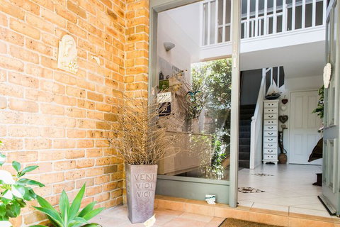 Anne's Waterfront Haven B&B - Accommodation Mermaid Beach 2