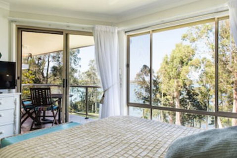 Anne's Waterfront Haven B&B - Accommodation Mermaid Beach 0