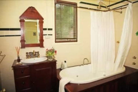 Fawkes House Country Spa Retreat - Accommodation Mermaid Beach 4