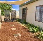 Cute Private Studio Flat with AIRCON - Accommodation Mermaid Beach