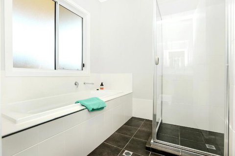 High Tide Wallaroo Beachfront Property Pet Friendly - Accommodation Mermaid Beach 2