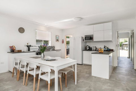 A SWEET ESCAPE Carefree Beach Home - Accommodation Mermaid Beach 6