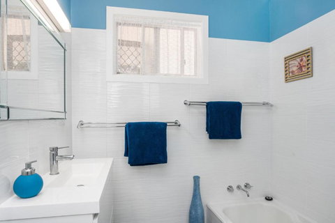 A SWEET ESCAPE Carefree Beach Home - Accommodation Mermaid Beach 3