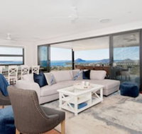 Hilltop Hideaway Breathtaking views moments to beach