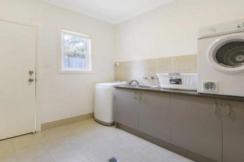 Redhaven House Spacious Quiet & Private - Accommodation Mermaid Beach 7