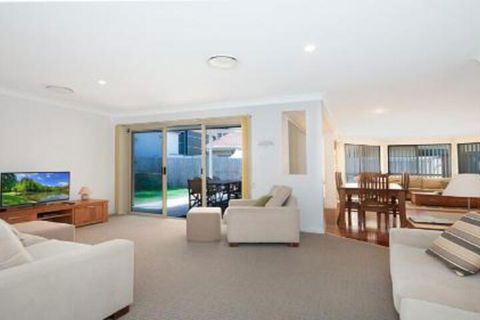 Seachange Foxtel Netflix WiFi - Accommodation Mermaid Beach 4