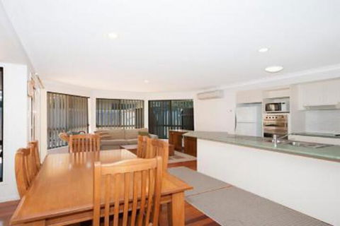 Seachange Foxtel Netflix WiFi - Accommodation Mermaid Beach 2