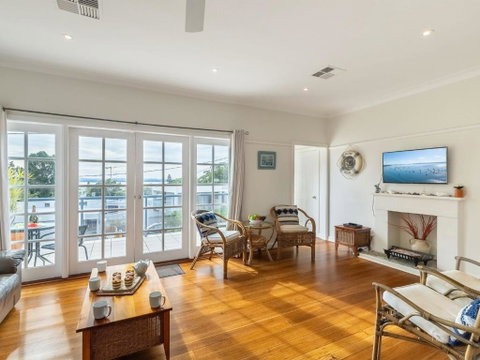 Mon Reve 4A Tallean Road Pet Friendly Three Bedroom Property With Air Conditioning - Accommodation Mermaid Beach 4