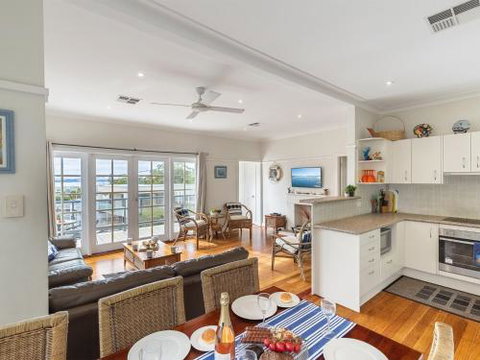 Mon Reve 4A Tallean Road Pet Friendly Three Bedroom Property With Air Conditioning - Accommodation Mermaid Beach 2