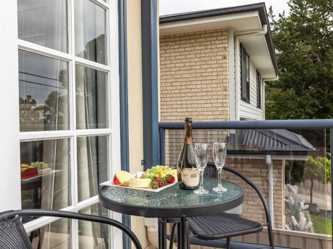Mon Reve 4A Tallean Road Pet Friendly Three Bedroom Property With Air Conditioning - Accommodation Mermaid Beach 1