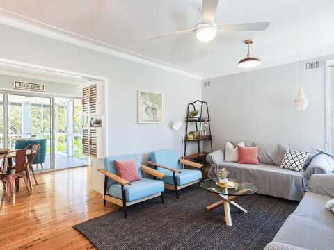 Little Beach House 4 James Crescent Little Beach With Air Con WiFi & Boat Parking! - Accommodation Mermaid Beach 4
