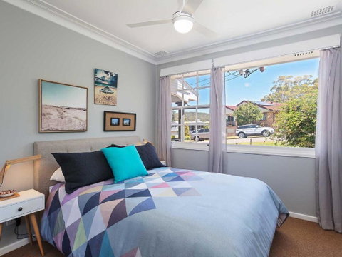 Little Beach House 4 James Crescent Little Beach With Air Con WiFi & Boat Parking! - Accommodation Mermaid Beach 3