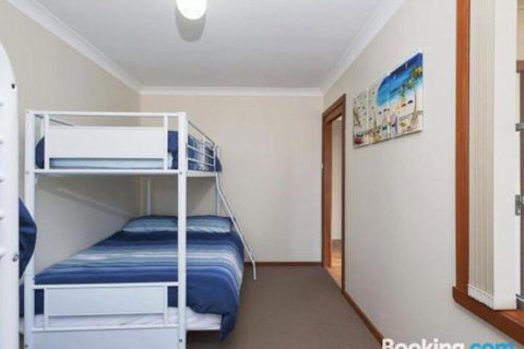 Catch Of The Day 72 Government Road Great House With Water Views - Accommodation Mermaid Beach 3