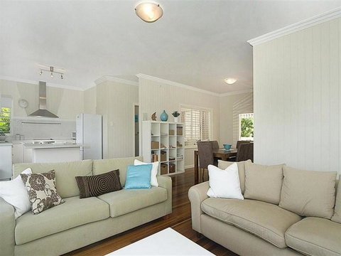 Henzell Street 28. Dicky Beach - Accommodation Mermaid Beach 4