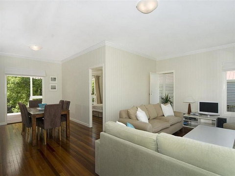 Henzell Street 28. Dicky Beach - Accommodation Mermaid Beach 6