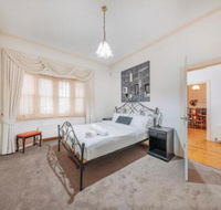 Camberwell Bright  Camberwell 5Bedder 2Bath Huge Classy Family home - Accommodation Mermaid Beach