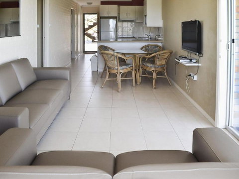 Fairholme 5 Opposite Lake - Accommodation Mermaid Beach 4