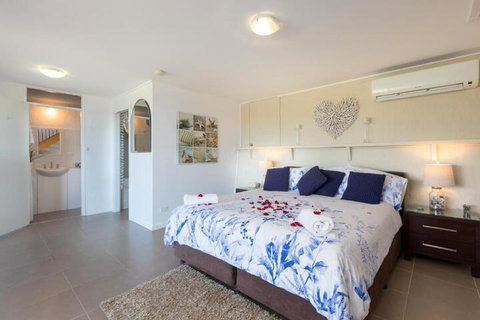 Absolute Oceanfront Cottage - Accommodation Mermaid Beach 2