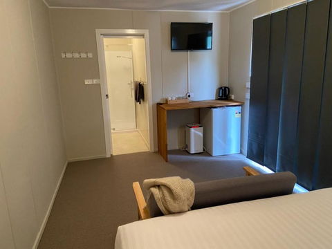 Railway Hotel Queenstown - Accommodation Mermaid Beach 1