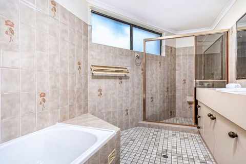 Ocean Waves - Accommodation Mermaid Beach 7