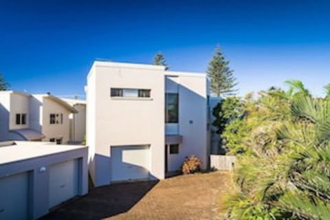 Ocean Waves - Accommodation Mermaid Beach 0