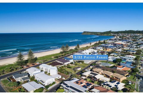 Ocean Waves - Accommodation Mermaid Beach 3