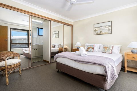 Ocean Waves - Accommodation Mermaid Beach 5