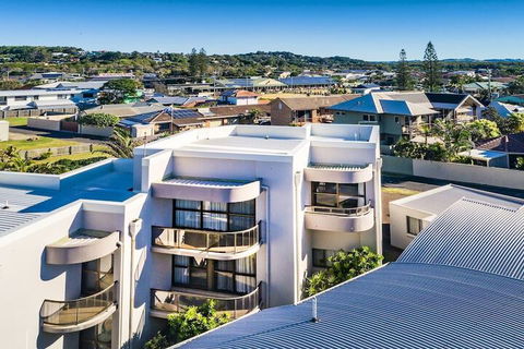 Ocean Waves - Accommodation Mermaid Beach 2