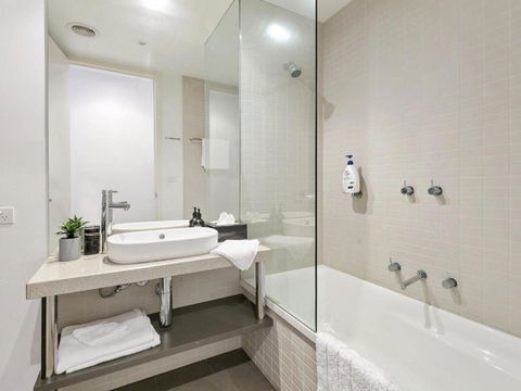 WATERFRONT THREE In The Heart Of Lorne - Accommodation Mermaid Beach 3