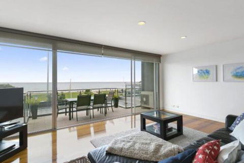 LOUTTIT BAY APARTMENT 1 Free Wifi Ocean Views & The Ultimate Location - Accommodation Mermaid Beach 0