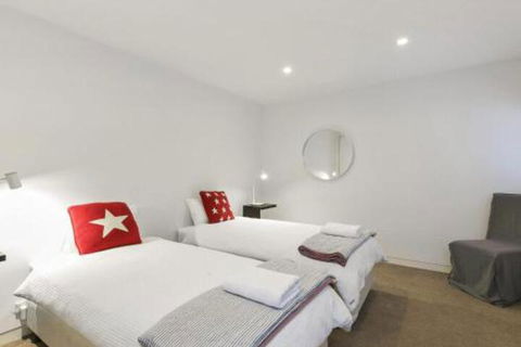 LOUTTIT BAY APARTMENT 1 Free Wifi Ocean Views & The Ultimate Location - Accommodation Mermaid Beach 7