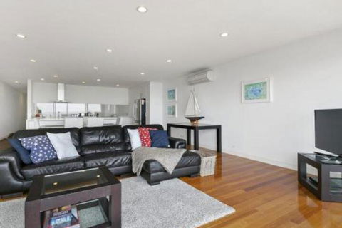 LOUTTIT BAY APARTMENT 1 Free Wifi Ocean Views & The Ultimate Location - Accommodation Mermaid Beach 6