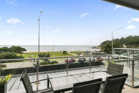 LOUTTIT BAY APARTMENT 1 Free Wifi Ocean Views & The Ultimate Location - Accommodation Mermaid Beach 5